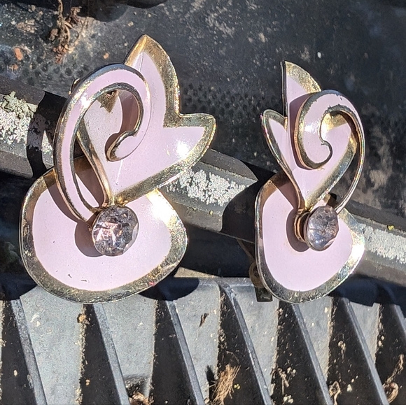 Vintage Lavender Painted and Rhinestone Gold Tone Clip On Earrings - Picture 4 of 10